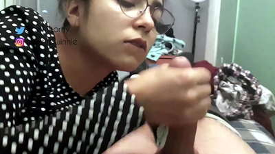 ხელნაკეთი დამუშავებით ხელში - ბევრი რძე